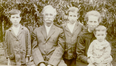 darnellsylfamily.jpg
Sylvester Darnell and third wife Millie Brooks.
Children left to right: Cecil, Ancil and Click Darnell
Photo courtesy of Mary Ann Talbott.


