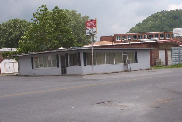 000_0739.JPG
T. J.'s is located behind Saltville Town Hall, and was formerly the Custard Stand.  This photo was taken by Jeff Weaver June 2005.
