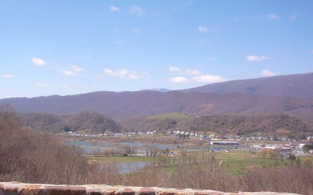 Saltville - Panorama of Town
This photo of the town was taken by Jeff Weaver, March 22, 2006.
