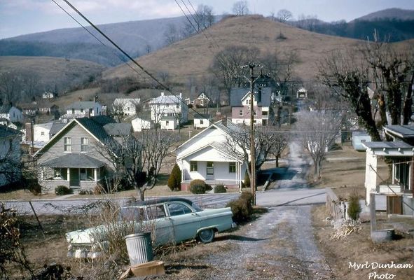 107rightfway.jpg
FUTURE HIGHWAY 107 RIGHT OF WAY
 
THE TWO HOUSES IN LEFT FOREGROUND WOULD BE MOVED TO OTHER LOCATIONS AND THE BRICK HOUSE BEHIND THE LIGHT POLE WOULD BE TURNED AROUND AND MOVED BEHIND THE HUGH AND CHRIS HELTON HOUSE.
 
PHOTO IS BY MYRL DUNHAM FROM FEBRUARY 1964.  Courtesy of Don Smith [email]dsmith1043@comcast.net[/email]

 
