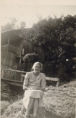 123coraphipps.jpg
Cora Lee Richardson, born to Martin Van Buren Richardson and Mary "Polly" Busic in Troutdale, Grayson County, VA.  Married to Benjmain Franklin Phipps, lived at Weaver's Ford, Ashe County, NC.  This photo taken July 4, 1948.
