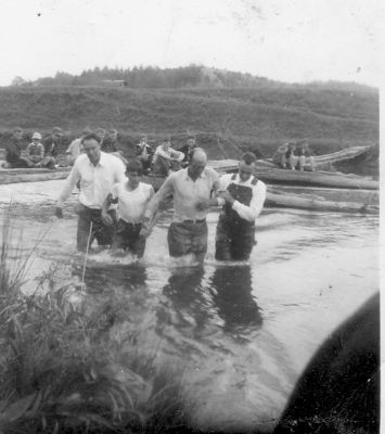 228.jpg
This is a baptizing in Little Helton for candidates for membership in Little Helton Baptist Church. Rev. Paul Phipps is administering the rite.
