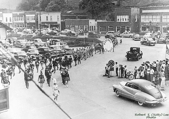 Saltville - Baseball Tonight
THE 4TH OF JULY PARADE  /  SALTVILLE, VIRGINIA  /  1950.  Courtesy of Don Smith[email]dsmith1043@comcast.net[/email]
