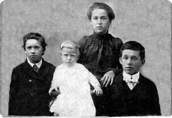 Perkins, Clarence, Lizzie, Ed
Here is Clarence, Lizzie, Ed and unknown Perkins.  Lizzie is Roscoe Holdaway's wife.  Cute picture.  Courtesy of Cathy Bell [email]cjbell47@goldenwest.net[/email]
