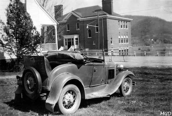 DUNHAMS31FORD.jpg
MYRL DUNHAM'S 1931 FORD ROADSTER WEST MAIN STREET / SALTVILLE, VA. / APRIL 1956
 
MYRL DUNHAM PHOTO.  Courtesy of Don Smith [email]dsnmith1943@cmcast.net[/email]



