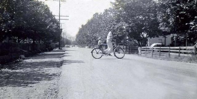 EastMainStreetSaltvilleinthe40s(3).jpg
This view of East Main Street was made in the 1940s.  Courtesy of Don Smith [email]dsmith1043@comcast.net[/email]
