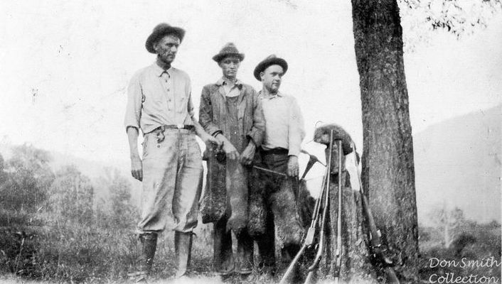 FARRISHOGSTONHENDERSON408.jpg
HUNTING TRIP TO BIG TUMBLING COVE...PICTURED FROM LEFT IS SID FARRIS, ROB HOGSTON, AND BOLEN HENDERSON. THE DATE IS OCTOBER 2, 1926.
 Photo courtesy of Don Smith [email]dsmith1043@comcast.net[/email]
