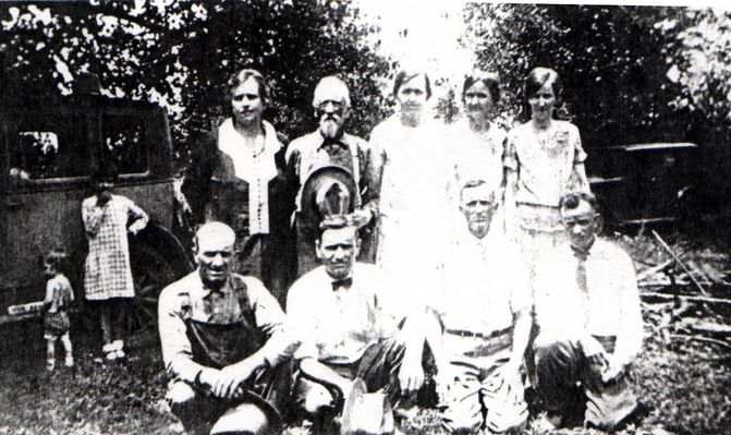 Mitchell, Gabriel Family
Left to right, Pearl, Grandpa Mitchell, Minnie, Annie, Nicollie, Husie, HBoss, John & Squire.  The Baby is Nicollie's and the little girl is Pearl's.  Courtesy of David Arnold[email]david-arnold@comcast.net[/email]
