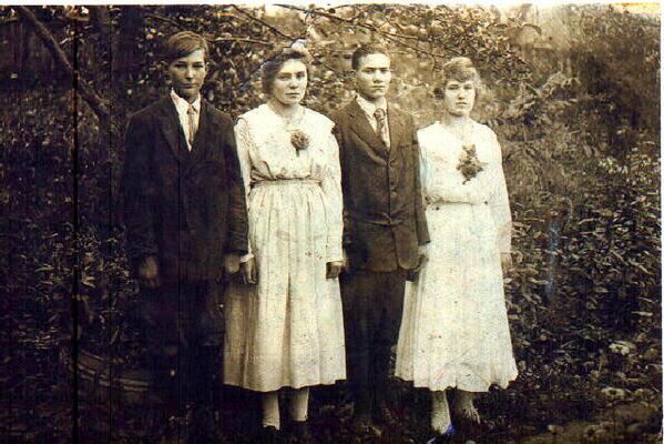 GeorgeLaRue,MaryLaRue,EdJeffery,SallyJefferyRutherford.jpg
Left George LaRue, Mary LaRue, Ed Jeffrey, and Sally Jeffery Rutherford.  Courtesy of Bobbi [email]huskypup@bellsouth.net[/email]
