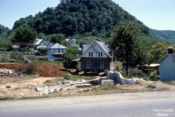 Saltville - Moving a house
MOVING THE BRICK HOUSE FROM EAST MAIN TO HWY 107  /  JUNE 1964.  Courtesy of Don Smith [email]dsmith1043@comcast.net[/email]

 
