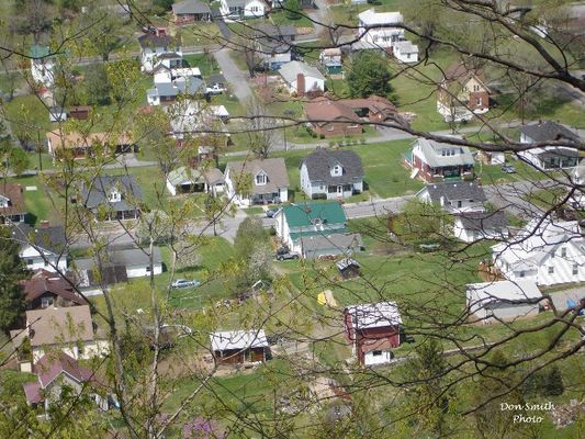 LOVER_SLEAPANDNEAROVERLOOKAPRIL152006043.jpg
This photo by Don Smith was taken April 15, 2006 from Lover's Leap and shows a view of the area of Saltville where East Main Street and Highway 107 come together.
