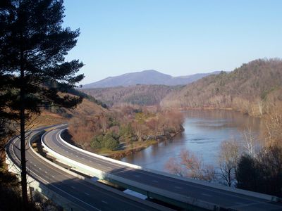 Independence - Point Lookout Mountain
US 58 and the northern flowing New River lead the eye to Point Lookout Mountain (4550 ft.) in Grayson County.  Photo by David Arnold and Shawn Dunford.  [email]davod-arnold@comcast.net[/email]
