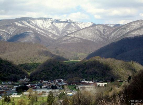 Saltville - Snow in the Mountains, Spring in Town
This outstanding photo was taken by Don Smith, April 18, 2007.  [email]dsmith1043@comcast.net[/email]
