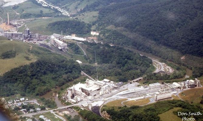 WHITEROCKSOLIN240.jpg
AERIAL SHOT OF OLIN CHEMICALS IN SALTVILLE, VA. SIX MONTHS AFTER THE SHUTDOWN...JULY 1973.  Courtesy of Don Smith [email]dsmith1043@comcast.net[/email]

 
