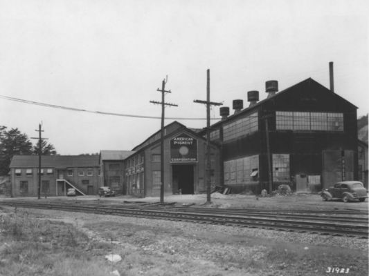 americanpigment.jpg
This is a 1940 photo of the paint factory in Pulaski, Virginia.
