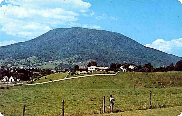 Pearisburg - Angel's Rest
This 1960s postcard shows the Angel's Rest mountain near Pearisburg.
