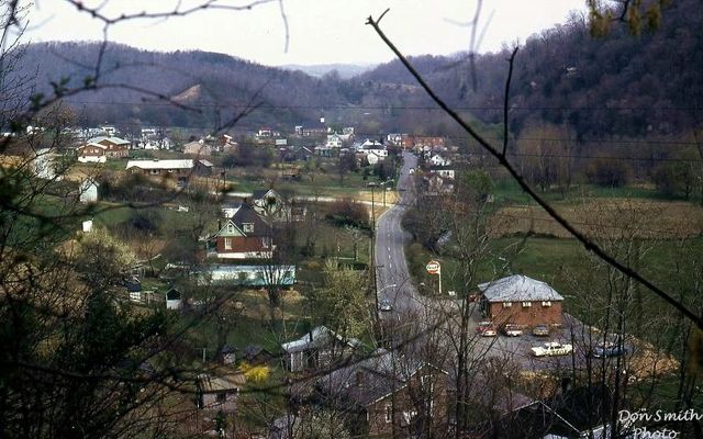 clearoscar.jpg
OSCAR CLEAR'S GULF STATION  /  McCREADY'S GAP  /  SALTVILLE, VA.  /  APRIL 1969.  Courtesy of Don Smith [email]dsmith1043@comcast.net[/email]

 
