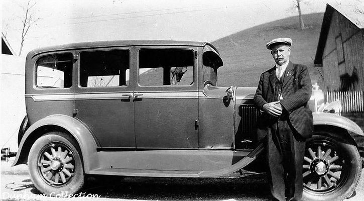 Dunham, M. S.
M. S. DUNHAM / WELL FIELDS AND ROADS SUPERINTENDANT FOR MATHIESON ALKALI WORKS SHOWN AT HOME ON WEST MAIN ST. SALTVILLE, VA. WITH HIS 1928 STUDEBAKER ABOUT 1930.
 
PHOTO FROM DUNHAM COLLECTION COURTESY MYRL DUNHAM.  Courtesy of Don Smith[email]dsmith1043@comcast.net[/email]

