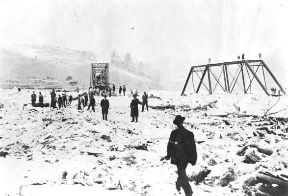 friesice.jpg
This January 1917 ice flood knocked a bridge off its piers.
