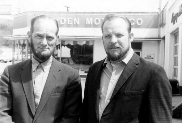 Frye, Pete and Bob Fields
PETE FRYE, LEFT AND BOB FIELDS / BARBERS AT HAYDEN'S BARBER SHOP  /  SALTVILLE, VA.  /  APRIL 1966

PHOTO  COURTESY  LORETTA  FRYE  CALLOWAY  AND  FRED AND PEGGY  CRABTREE.  Courtesy of Don Smith [email]dsmith1043@comcast.net[/email]

