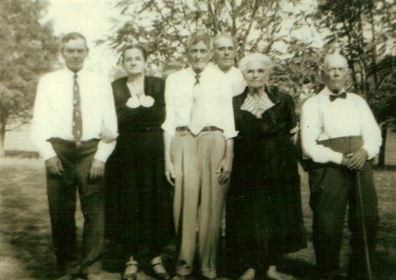 Hash, James Thomas
James Thomas Hash; Carrie and John Hubbard; Laura and John Hash; Standing in the back is Bill Hash.  
Courtesy of Barbara Lepsik Roy [email]lepsik@comcast.net[/email]

