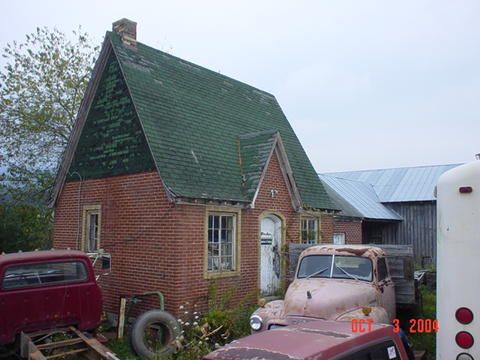 greengable4.jpg
Former service station, now a junk yard.  Photo by Scott Trent, 2004.
