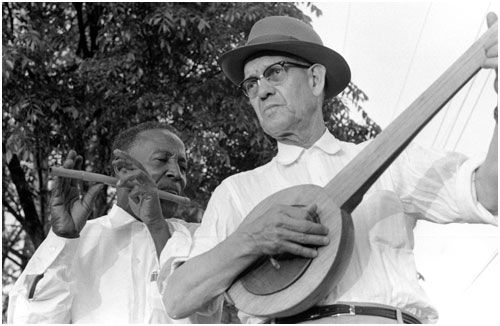 hobartsmith.jpg
This Library of Congress photo shows Ed Young and Saltville native Hobart Smith (on the banjo) in the foreground.
