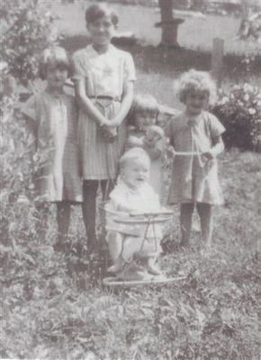 laverneetc.jpg
From left to right: LaVerne Spencer, Rose Cox, June Spencer, Carol Spencer, and Sherrill Spencer in the stroller.  This was taken in the mid 1930s.
Courtesy of Eleanor Jo Cox [email]ejcox@naxs.com[/email]
