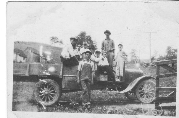 lester26.jpg
This is a 1937 of a Lester family group.  Individuals unidentified.
