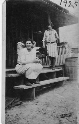 lesterminnie.jpg
This photo was dated 1925.  Minnie is the mother of Juanita.
