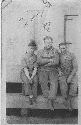 lesterray.jpg
Ray Lester is on the on the left in this 1920s photo.  The other two men are unknown.
