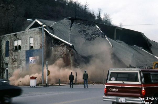 mawgenstore1980.jpg
THE MATHIESON GENERAL STORE IN SALTVILLE, VIRGINIA. BUILT IN 1894...TORN DOWN IN 1980.  Courtesy of Don Smith [email]dsmith1043@comcast.net[/email]
