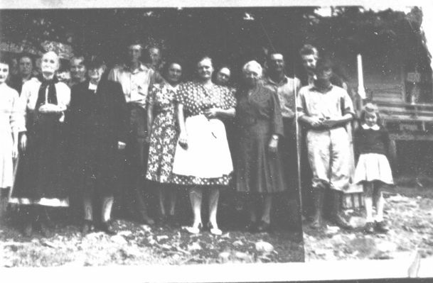 osbornecicero1.jpg
This is the family of Cicero Osborne and his wife Darthula Ingram.  They lived on Cabin Creek, Grayson County, VA.
