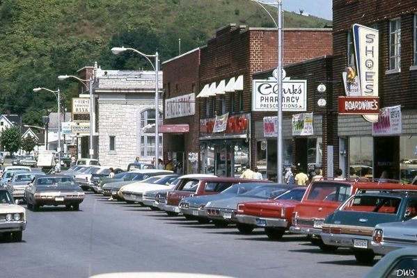 palmeravesep71.jpg
This Don Smith ([email]dsmith1043@comcast.net[/email]) photo shows a bustling Saltville downtown in September 1971.
