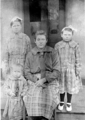 phippsolaetc~0.jpg
This 1918 photo shows the survivng chiildren of Benjamin Franklin Phipps and Cora Lee Richardson, standing front, Paul Jones Phipps (1917-1982), back Mary Annie Lou Phipps (1910-2002), Ola Mae Phipps (sitting) (1906-1997) and Winnie Emaline Phipps (1913-1987). 
