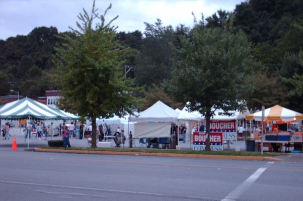 pics 004.jpg
This photo was taken September 2, 2006 by Jeff Weaver and shows the town square with the exhibitors and vendors at the Labor Day Festival.
