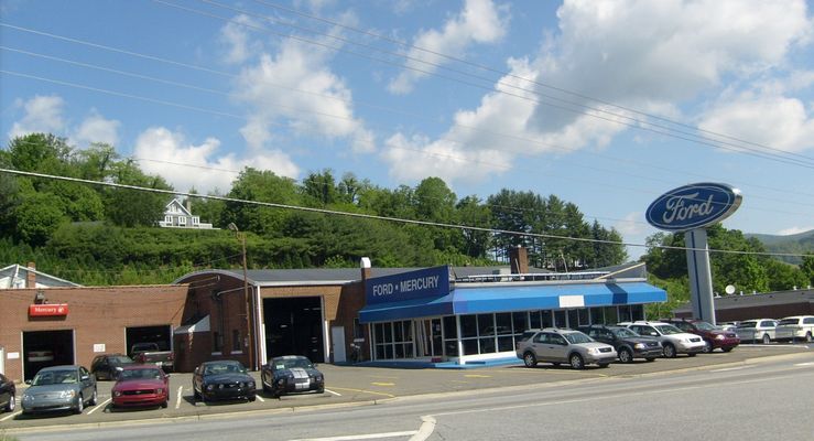 West Jefferson - Ashe County Motors
This is the local Ford dealership. Click [url=http://www.ashecountymotors.com/]here[/url] for their website.  Photo June 6, 2007 by Jeff Weaver.
