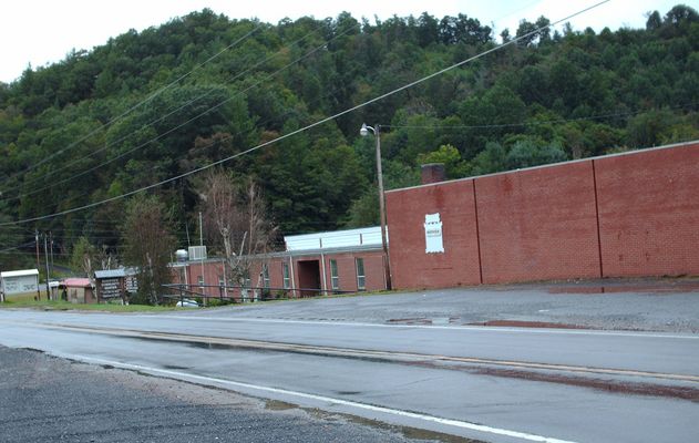 pics 043.jpg
This was originally the Riverview School.  Photo September 13, 2006 by Jeff Weaver.
