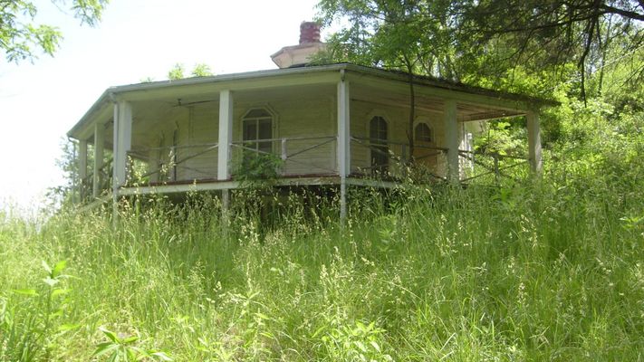 Mouth of Wilson - The Round House
This house was built by Dan Idol in 1874.  Although called the Round House it is actually octagonal.  There was a mini-craze for octagonal houses in the mid-19th century.   This is apparently the only one in Grayson County.  Photo by Jeff Weaver, June 8, 2007.
