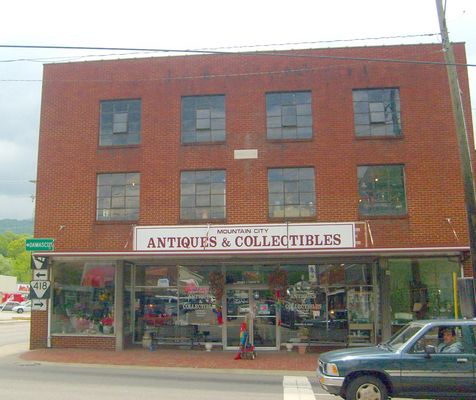 Mountain City - Mountain City Antique Shop
This antique shop carries some of the better quality stuff in Mountain City.  Photo by Jeff Weaver, May 18, 2007.
