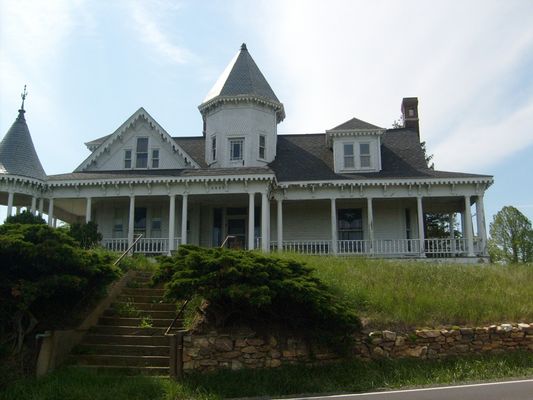 Fancy Gap - Sidna Allen House
This photo taken May 20, 2007 by Jeff Weaver shows this once elegant house fallen on hard times.
