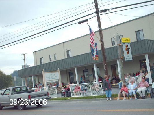 pics 123.jpg
Spectators for the Parade at the 2006 Apple Festival in front of Valley Nursing Home.  Photo September 23, 2006 by Jeff Weaver.
