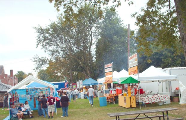 pics 124.jpg
This photo shows some of the vendors at the very rainy 2006 Apple Festival.
