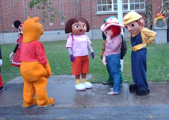 pics 132.jpg
Cartoon characters to entertain the kids at the 2006 Apple Festival.  Photo by Jeff Weaver, September 26, 2006.
