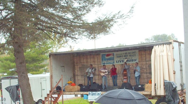 pics 146.jpg
Bluegrass Band No Speed Limit performing at the 2006 Chilhowie Apple Festival.  Photo September 23 2006 by Jeff Weaver.
