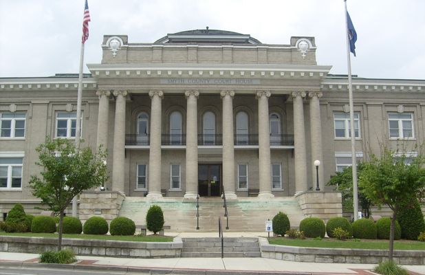 Marion - Smyth County Court House
Photo June 30, 2007 by Jeff Weaver.
