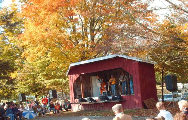 pics 225.jpg
Making music at the October 8, 2006 Whitetop Molasses festival.  Photo by Jeff Weaver.
