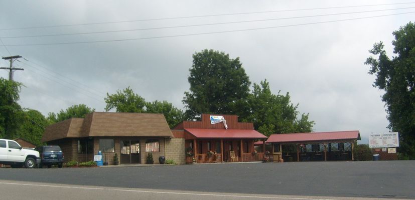 Preston Hill - Dip Dog Stand
A dip dog is a corn dog.  This place is very popular, although I don't personally care for them.  Photo July 20, 2007 by Jeff Weaver.
