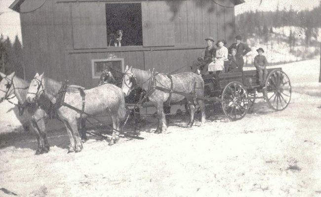 Potter Family
Vern, Ruby, Goldie, Artie Schrader and Conley Edward Potter sitting on side of wagon.  Courtesy of Izzy[email]izetta815@yahoo.com[/email]

