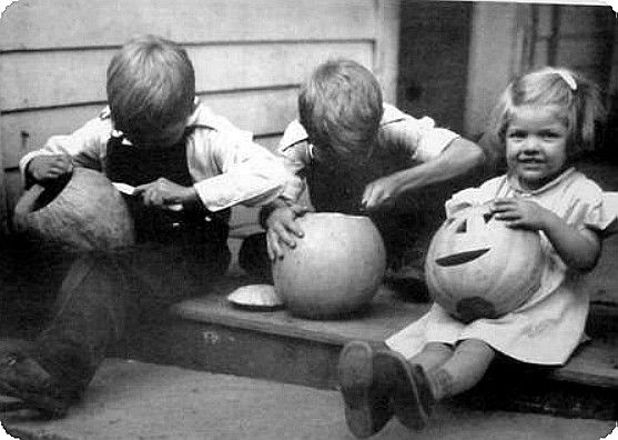 pumpkincarving.jpg
Photo from the late 1930s by John Porter.
